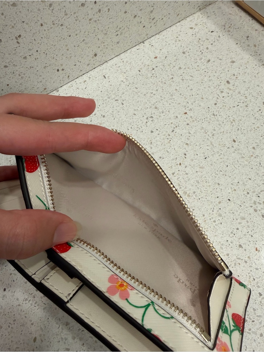 Kate Spade New York Strawberry Bifold Wallet Pink Red Berries NWOT Leather - Picture 5 of 12